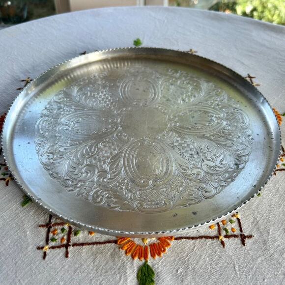 Vintage 1950s Pressed Aluminum Round Serving Tray with scalloped Edge - Picture 2 of 11